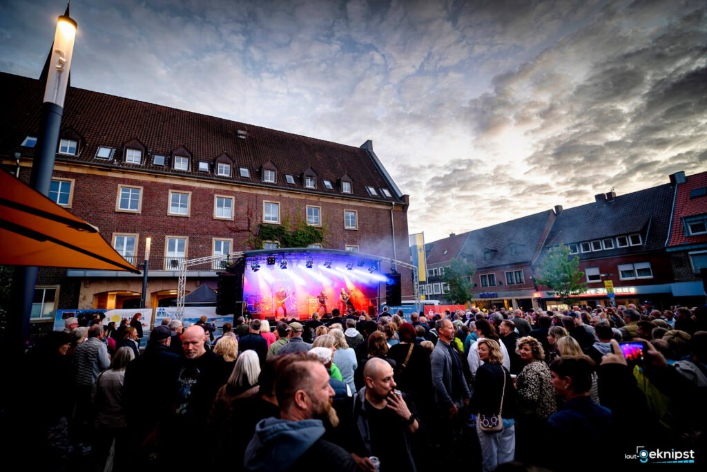 Open-Air-Konzert auf einer belebten Straße