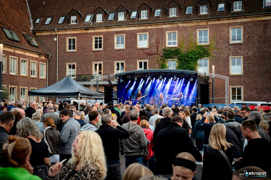 Open-Air-Konzert mit Menschenmenge und Bühne