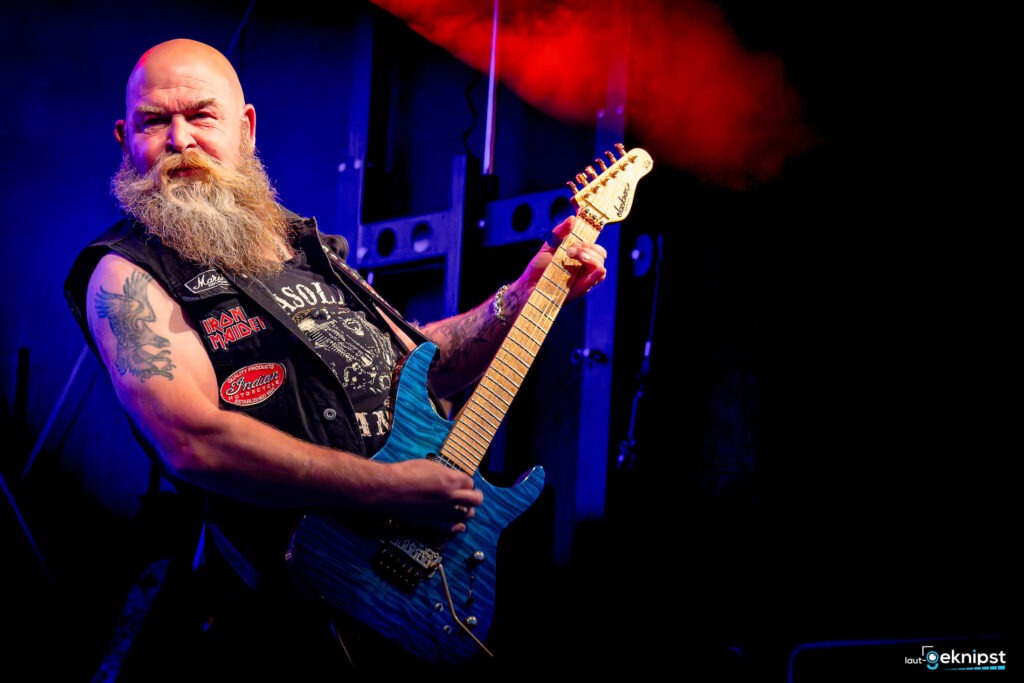 Gitarrist spielt E-Gitarre auf Bühne