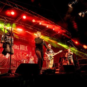 Band bei einem Konzert auf beleuchteter Bühne