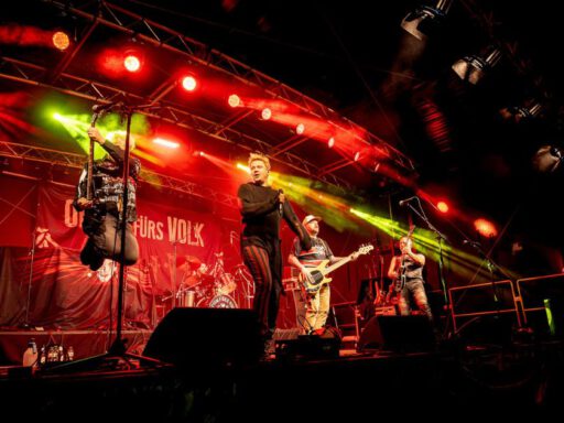 Band bei einem Konzert auf beleuchteter Bühne