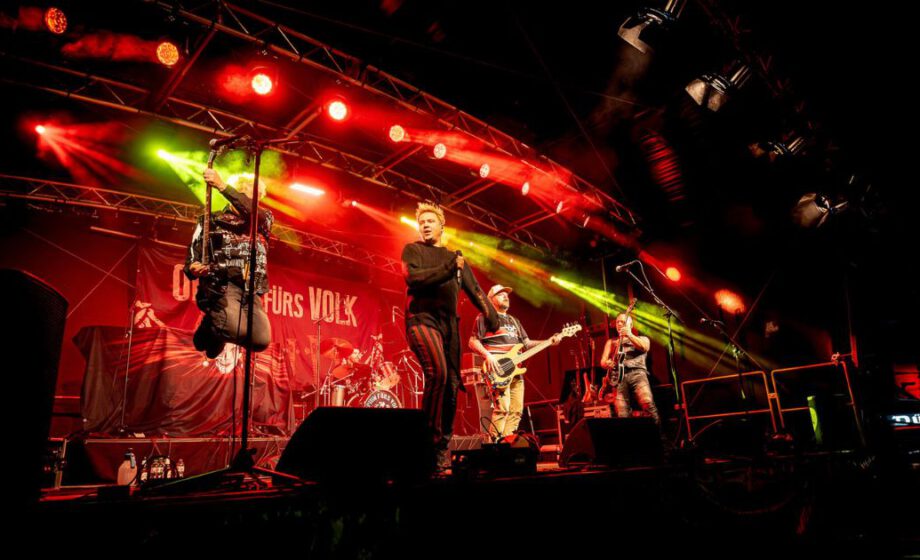 Band bei einem Konzert auf beleuchteter Bühne