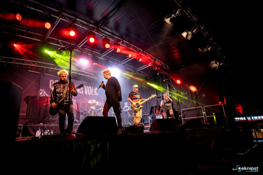 Band spielt Live-Konzert auf beleuchteter Bühne