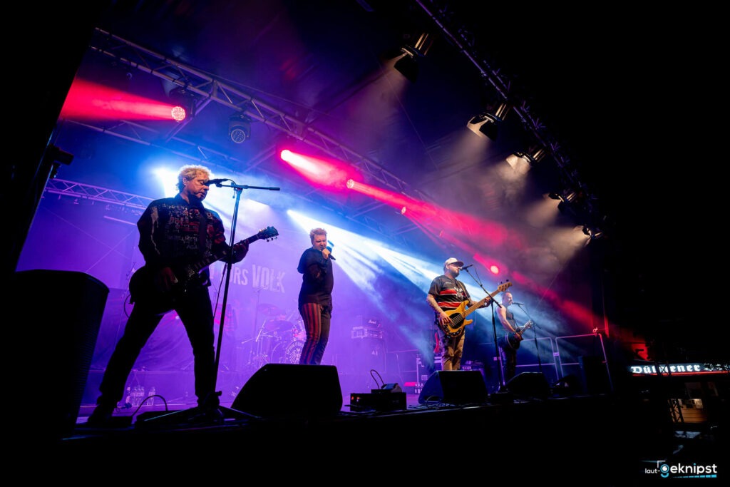 Band spielt Live-Konzert auf bunter Bühne