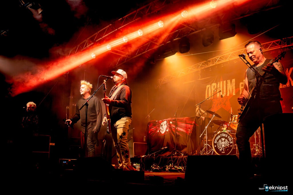 Rockband spielt auf heller Bühne