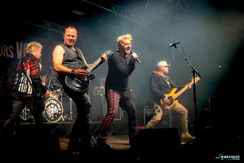 Rockband spielt live auf der Bühne.