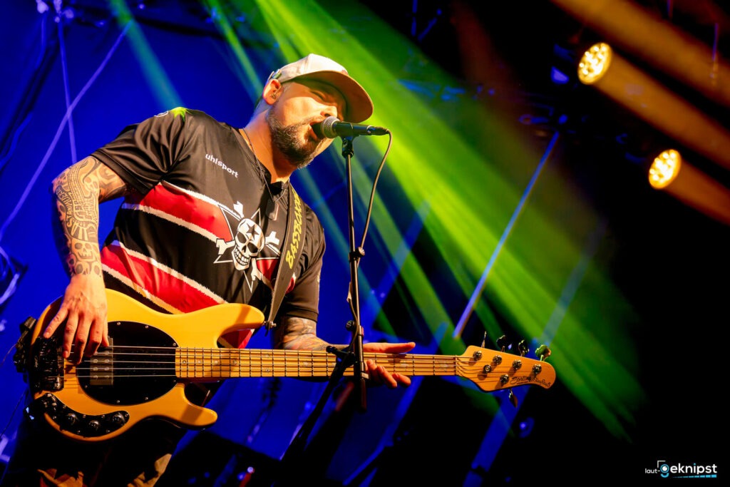 Mann spielt Gitarre auf einer Bühne