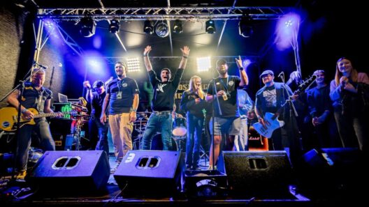 Bandmitglieder auf Bühne mit Instrumenten und Lichtshow.