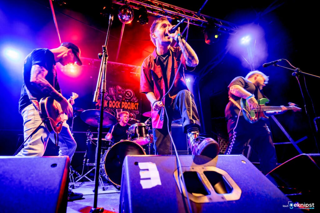 Punkband spielt live auf der Bühne