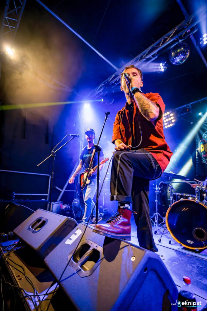 Band spielt Live-Musik auf einer Bühne