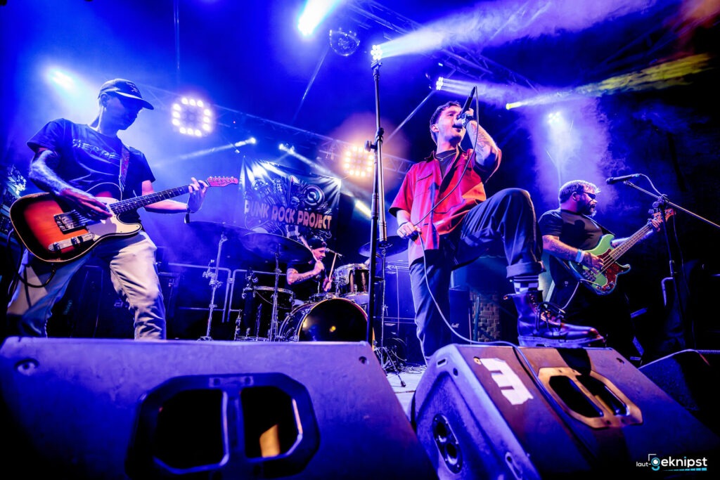 Rockband spielt Live-Konzert auf Bühne