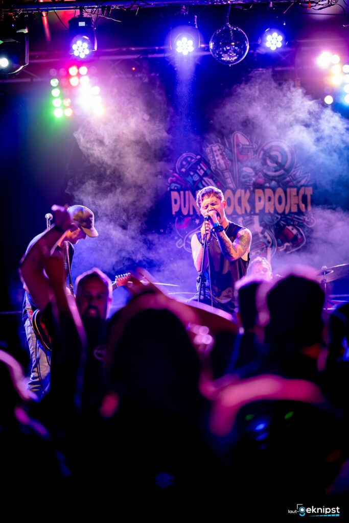 Punkrock-Konzert mit Band und Publikum