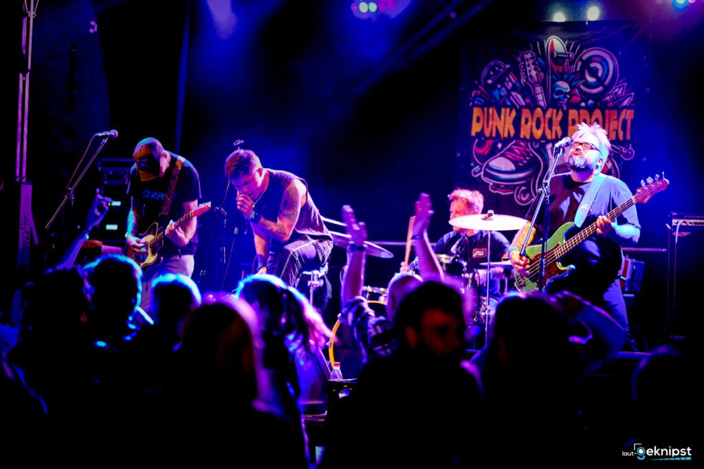 Band spielt Live-Konzert auf Bühne