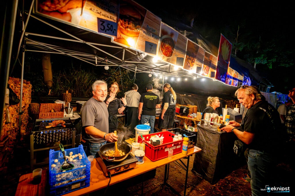 Nachtmarkt mit Essensständen und Menschen