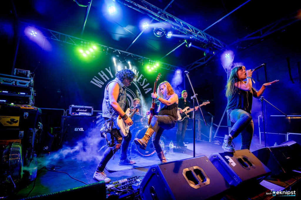 Rockband spielt live auf bunter Bühne