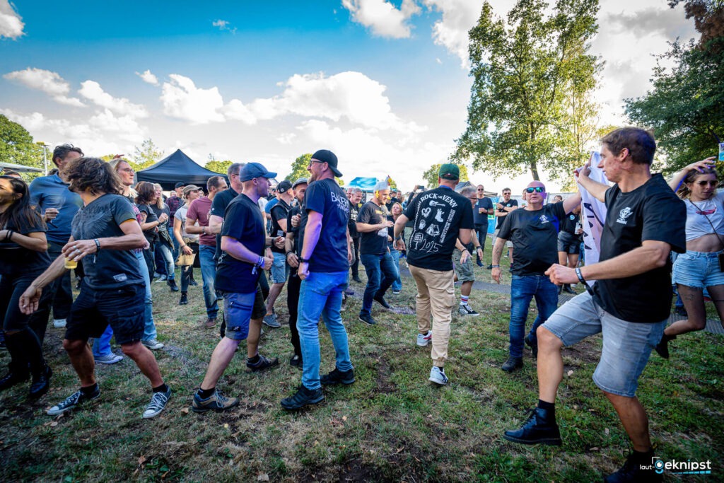 Menschen tanzen auf einem Open-Air-Festival.