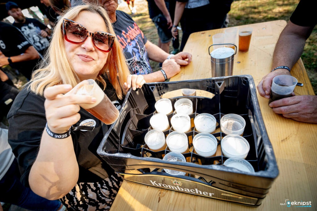 Menschen mit Bierkasten beim Festival
