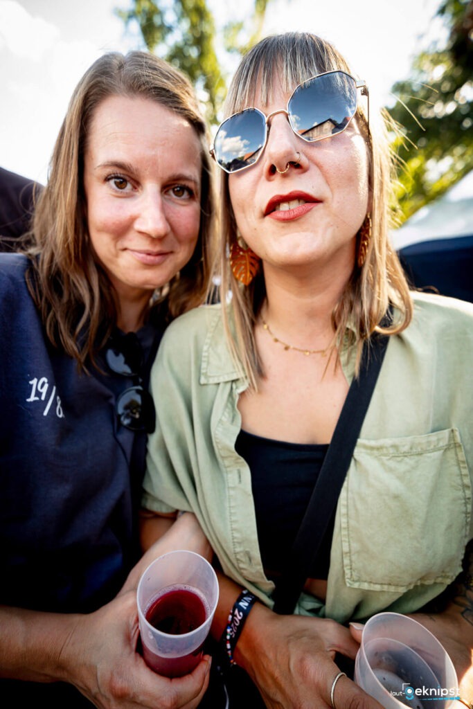 Zwei Frauen auf Festival mit Getränken
