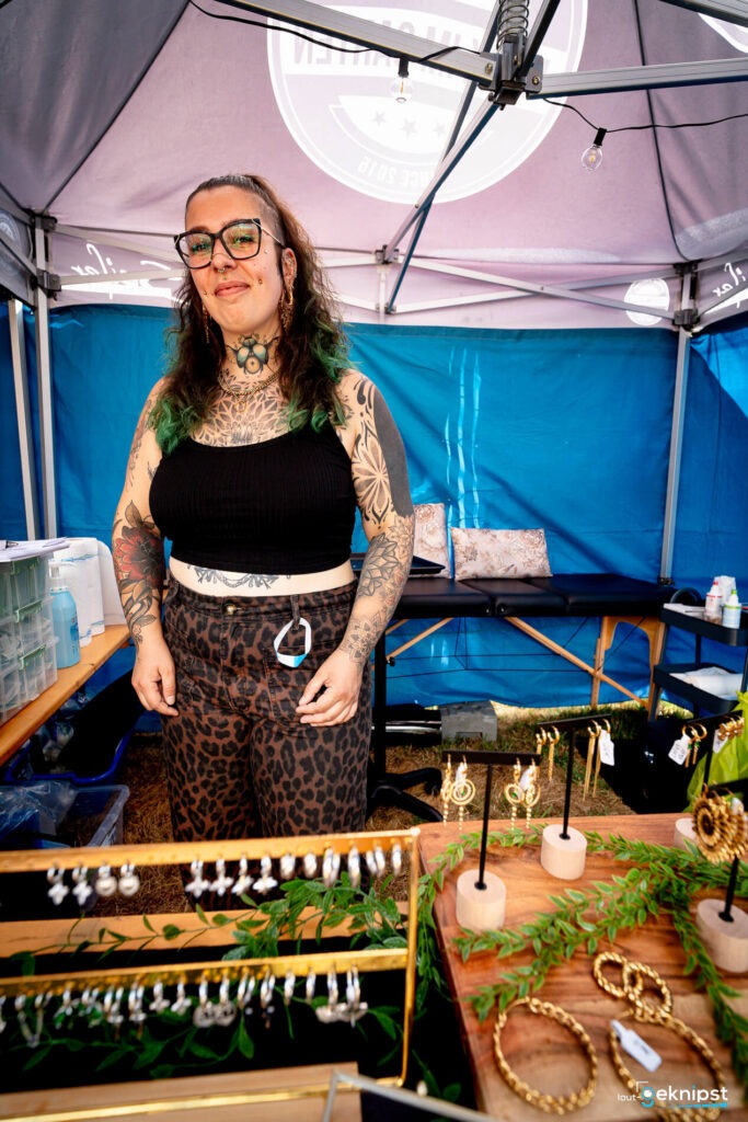 Frau mit Schmuck auf einem Marktstand