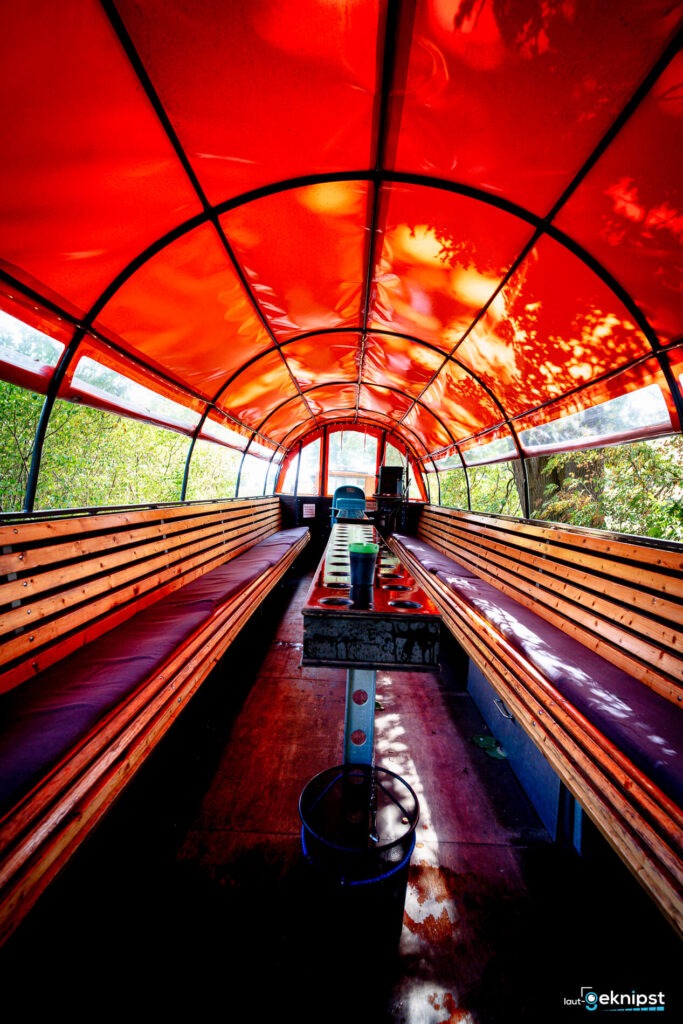 Leerer Innenraum eines roten Holzwagens.