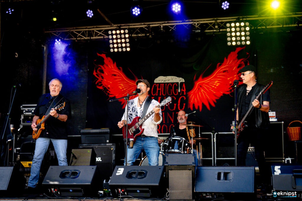Band spielt auf Open-Air-Bühne