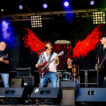 Band spielt auf Open-Air-Bühne