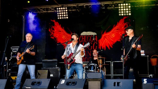 Band spielt auf Open-Air-Bühne