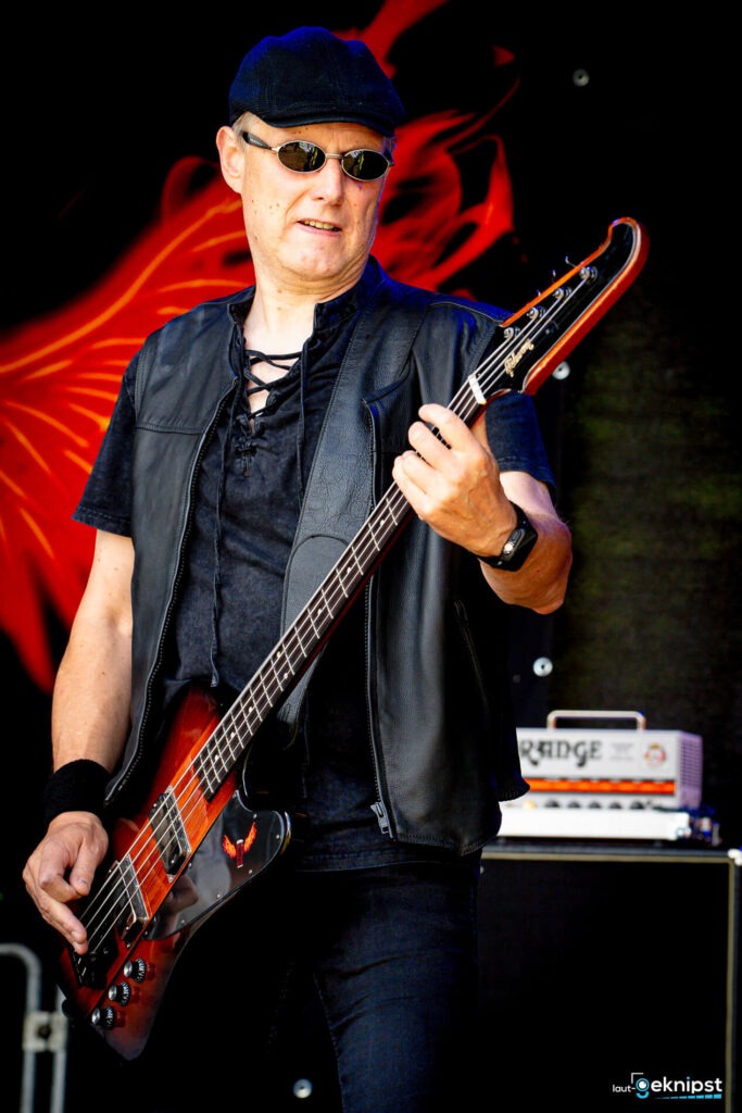 Musiker spielt Bass auf der Bühne.