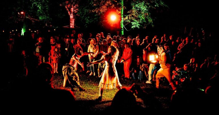 Nachtperformance mit Publikum im Freien, bunte Beleuchtung