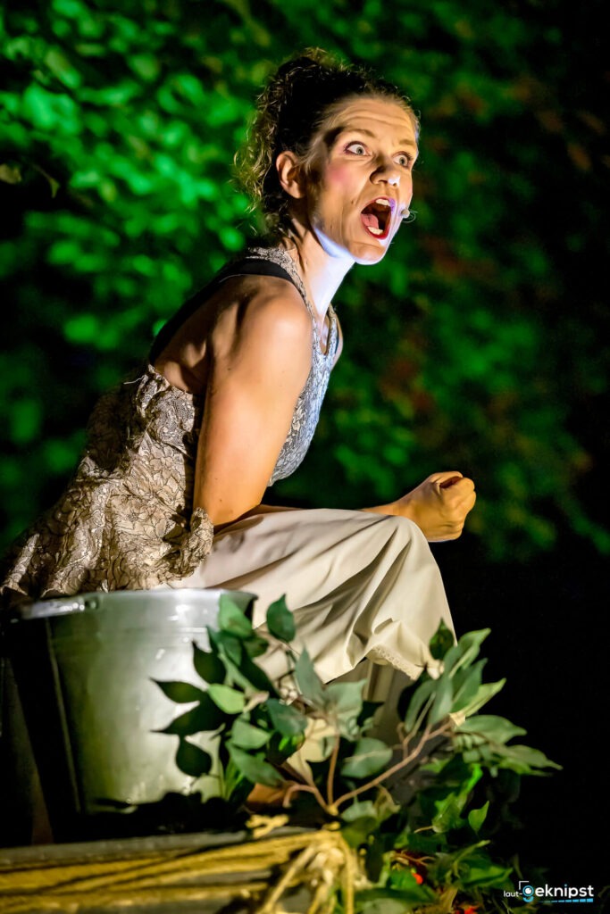 Frau im Theaterstück im Freien bei Nacht