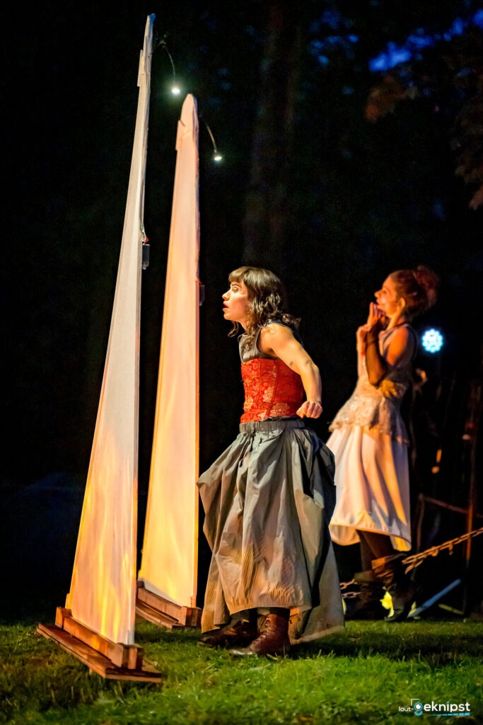 Zwei Frauen führen Theaterstück auf.