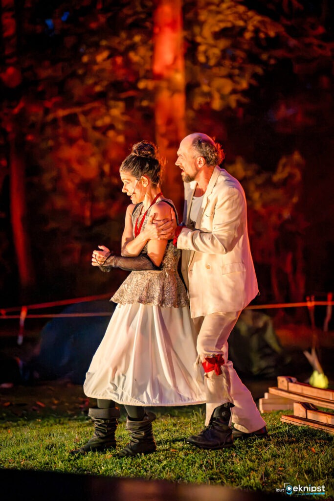 Zwei Schauspieler bei einer Freiluft-Theateraufführung