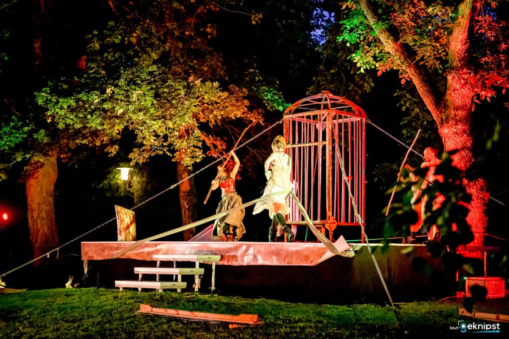 Outdoor-Theateraufführung bei Nacht mit roter Beleuchtung