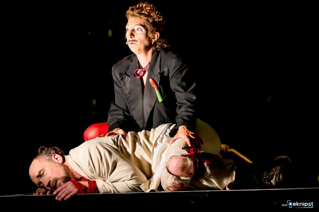 Theaterszene mit humorvoll kostümierten Schauspielern auf Bühne