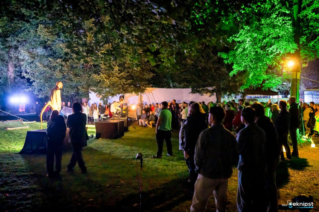 Abendveranstaltung im Freien mit Publikum