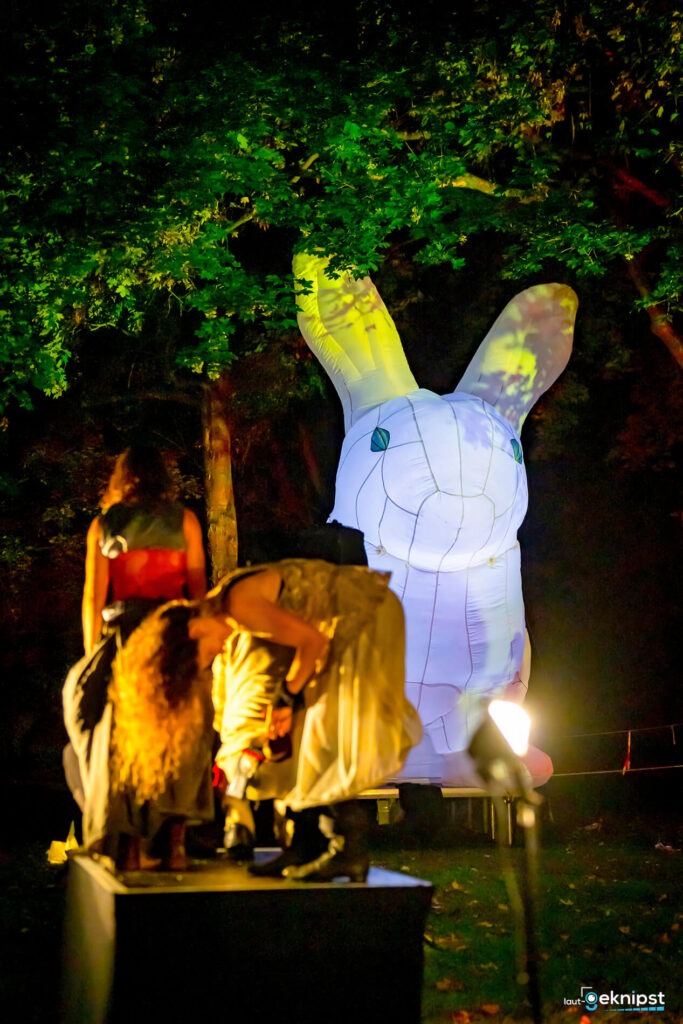 Beleuchtete Kaninchen-Figur bei Nacht im Park