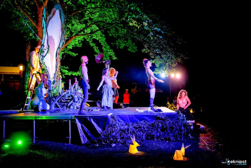 Theateraufführung unter buntem Licht im Freien