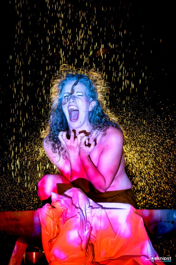 Expressive Person mit Wasser und buntem Licht