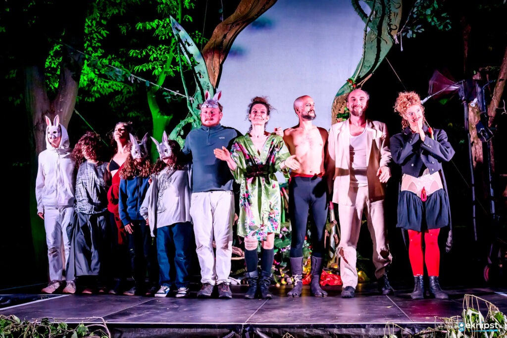 Theateraufführung mit verkleideten Schauspielern auf der Bühne.