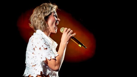 Anna Maria Zimmermann singt mit Mikrofon auf Bühne
