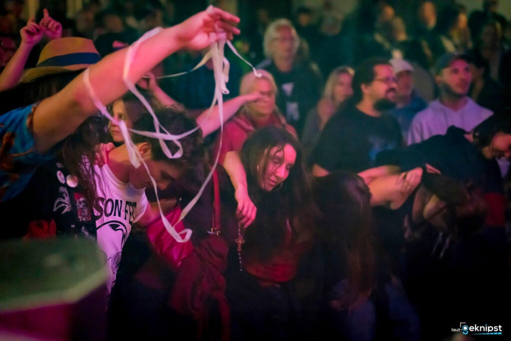 Menschen tanzen ausgelassen auf Konzert