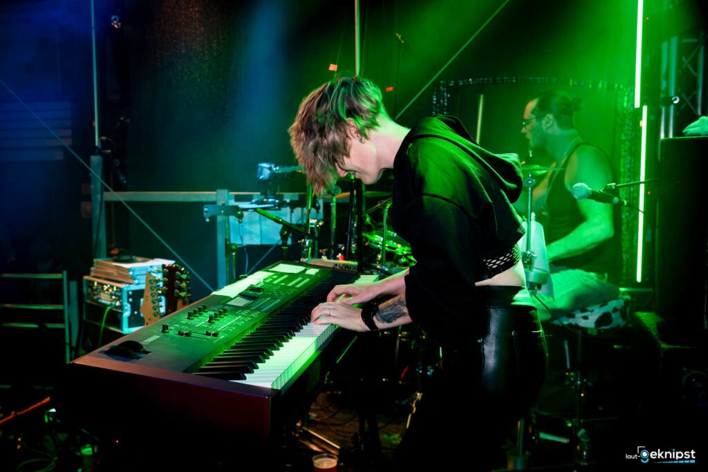Musiker spielt Keyboard auf der Bühne