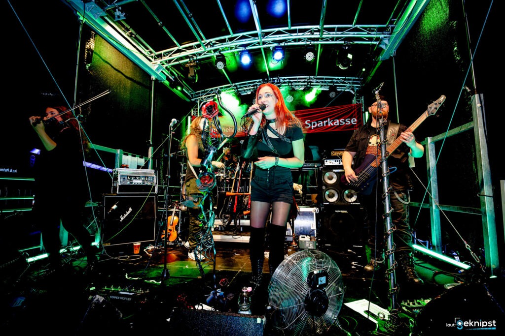 Live-Band auf Bühne mit bunter Beleuchtung