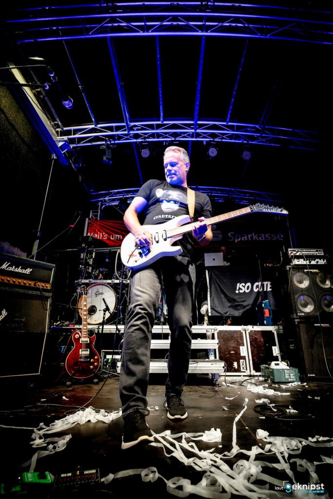 Gitarrist spielt live auf einer Bühne