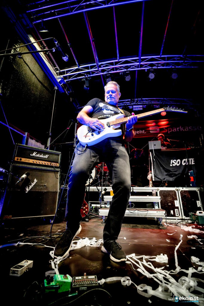 Gitarrist spielt Rockmusik auf der Bühne.