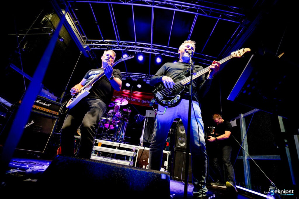 Rockband spielt Live-Konzert auf Bühne.