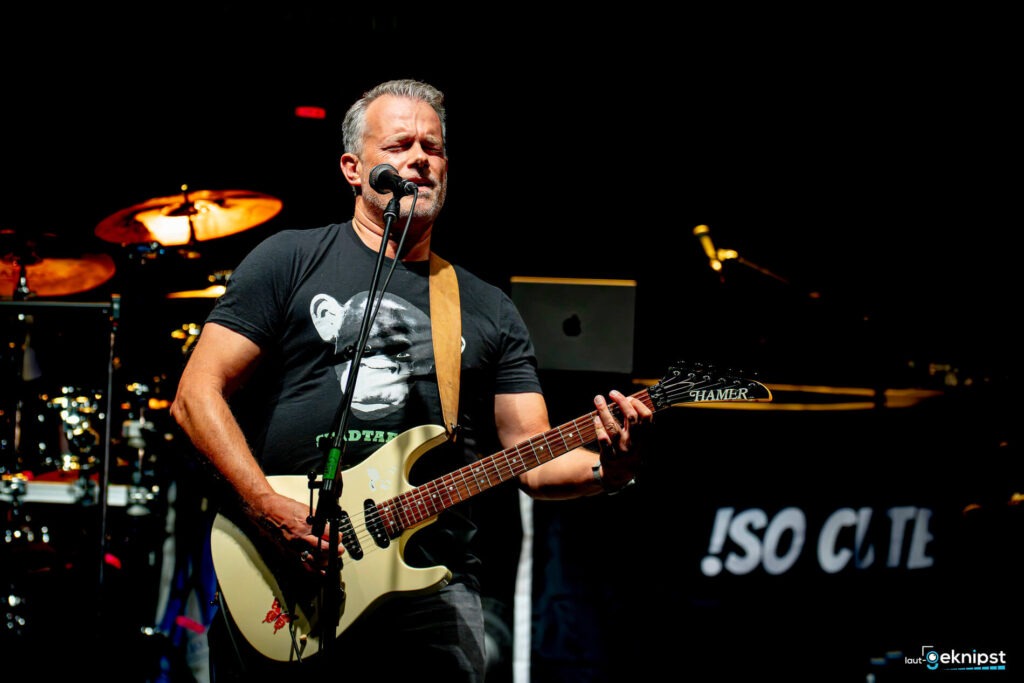 Musiker spielt Gitarre auf der Bühne