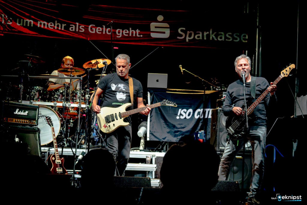 Rockband spielt live auf der Bühne
