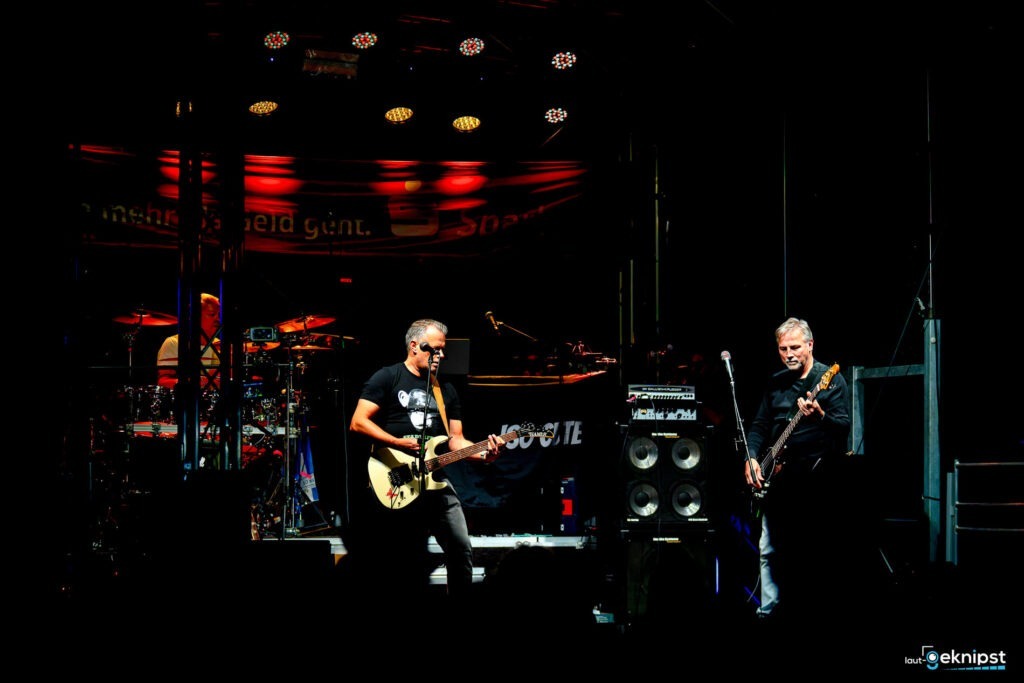 Band spielt Musik auf beleuchteter Bühne