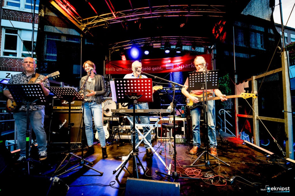 Band auf Bühne bei einem Konzert